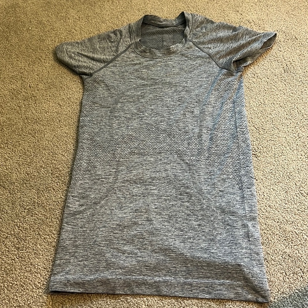 lululemon size 4 short sleeve grey 2.0